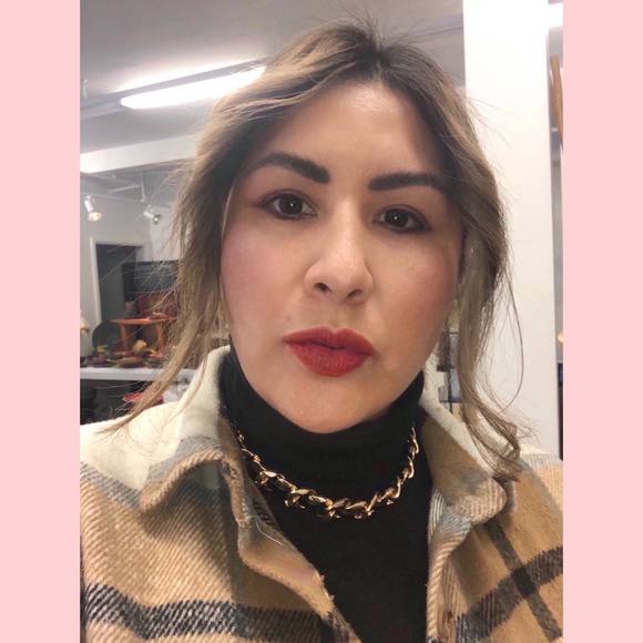 Meet your Posher, Erika - Picture 1 of 1